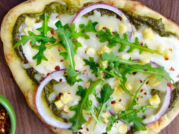 grilled-flatbread-pizzas-with-avocado-pesto