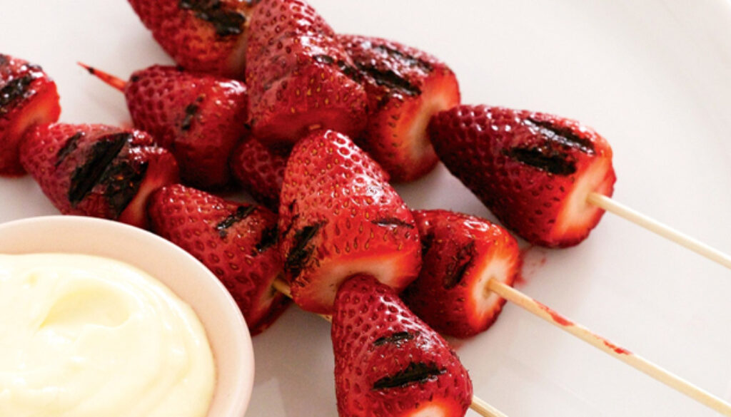 grilled-strawberries-with-white-chocolate-sauce